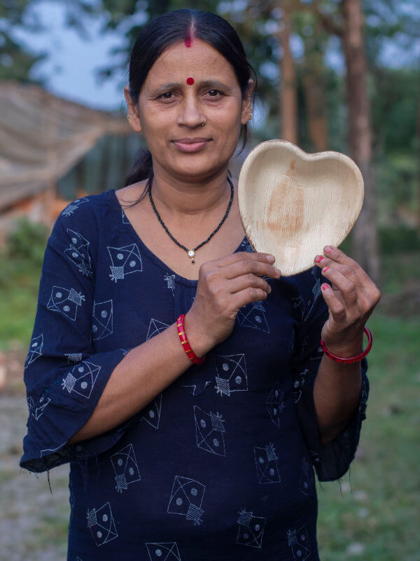 Person mit nachhaltigem Herzteller Pabitra - 16cm